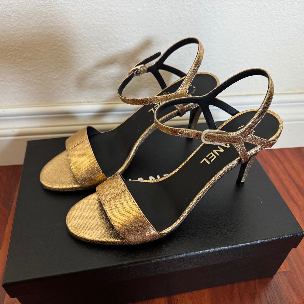 CHANEL GOLD LAMINATED GOATSKIN SANDALS, 22A, Size 39.5